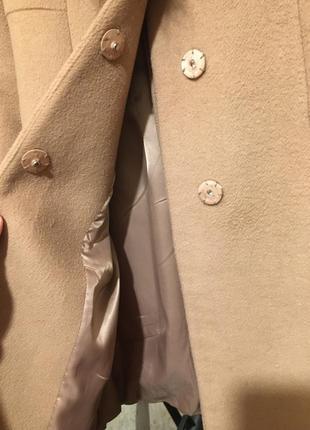 Стильное шерстяное бежевое пальто zaal италия с натуральным меховым воротником3 фото