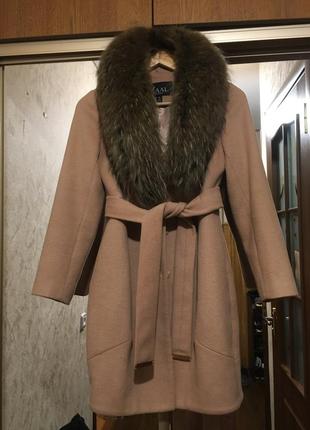 Стильное шерстяное бежевое пальто zaal италия с натуральным меховым воротником