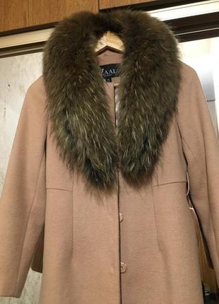 Стильное шерстяное бежевое пальто zaal италия с натуральным меховым воротником5 фото
