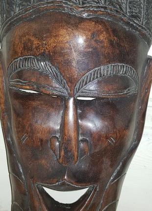 Настінна маска з червоного дерева з африки