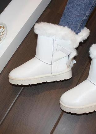 Женские зимние белые угги с бантом