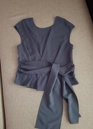 Оригінальна блуза з v подібним вирізом на спині