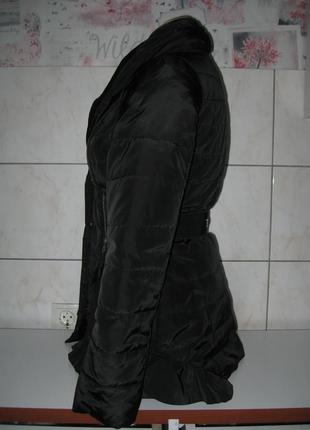 Интересная женственная куртка с оборочками и роскошным воротником.
