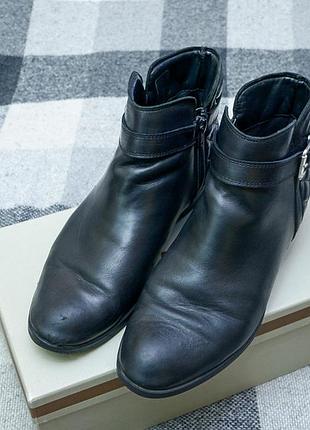 Стеганые полусапоги с пряжкой bata