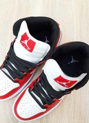 Чоловічі кроосовки nike air jordan 1 retro білі з червоним4 фото