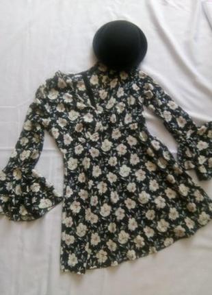 Милое платье с красивым декольте