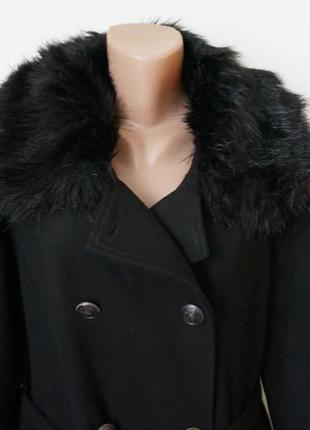 Шикарное чёрное пальто с меховой отделкой демисезонное4 фото
