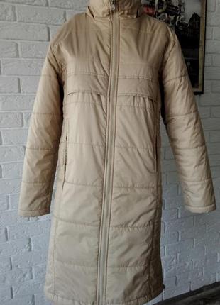 Бежевый плащь пальто