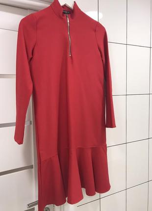 Красное платье с рукавов красное платье с воланами