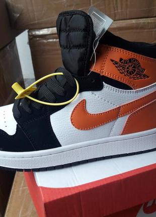 Чоловічі кросівки nike air jordan 1 retro білі з помаранчевим