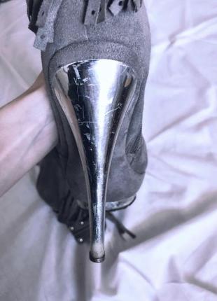 Замшевые серые ботинки  на каблуке3 фото