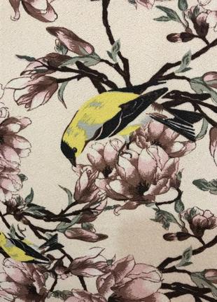 Нереальной красоты брендовая блузка в цветах и птичках.9 фото