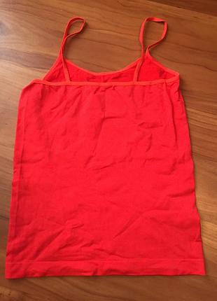 Яркая маечка