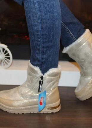 Женские зимние золотистые сапоги дутики