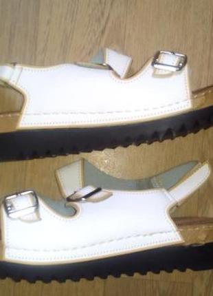 Шкіряні босоніжки на танкетці