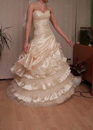 Шикарне весільне плаття.
