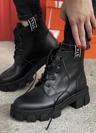 Стильные женские ботинки