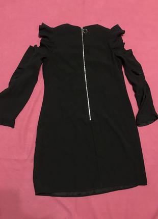 Платье с открытыми плечами