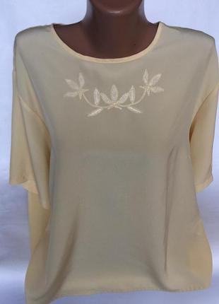 Ніжна жовта футболка , блуза з вишивкою
