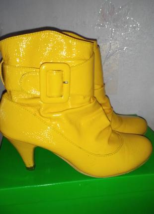 Яркие желтые ботинки2 фото
