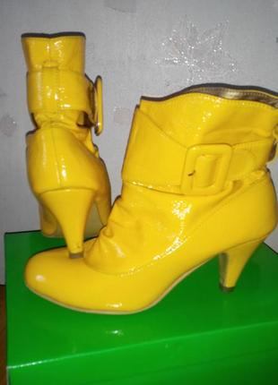 Яркие желтые ботинки3 фото