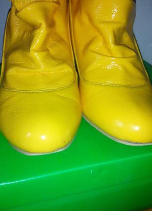 Яркие желтые ботинки5 фото