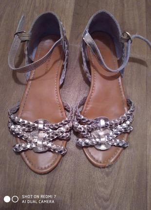 Босоніжки жіночі