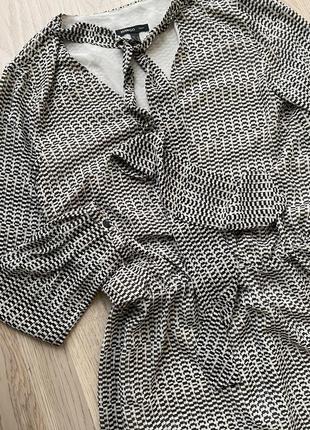Стильне плаття з v-подібним вирізом і принт комбінований від mango suit3 фото