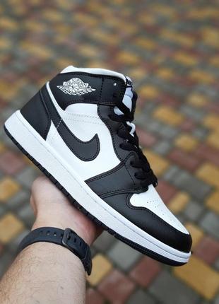 Крутые женские высокие кроссовки nike air jordan 1 retro high белые с чёрным