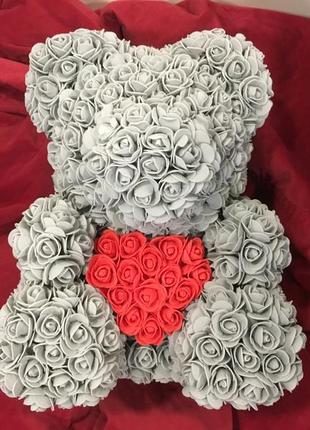 Подарунок ведмедик з серцем із штучних 3d троянд в подарунковій упаковці