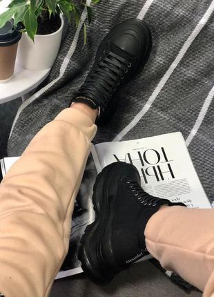 Ботинки женские alexander mcqueen tread slick total black,женские высокие кроссовки черные10 фото