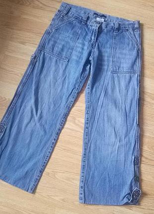 Укороченные джинсы прямого кроя.