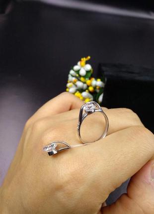 Серебряный нежный набор кольцо и кулон с движущимся белым фианитом классика 9255 фото