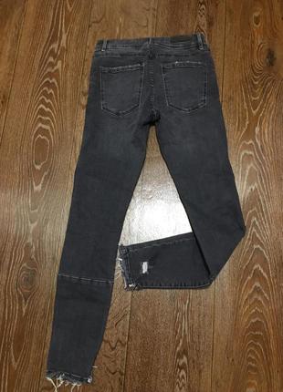 Круті темно сірі джинси zara з потертостями необробленими краями2 фото