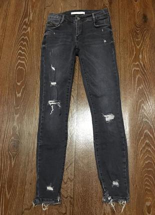 Круті темно сірі джинси zara з потертостями необробленими краями6 фото