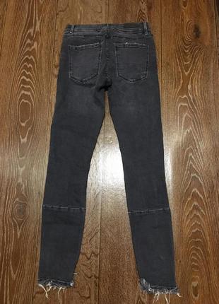 Круті темно сірі джинси zara з потертостями необробленими краями7 фото