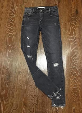 Круті темно сірі джинси zara з потертостями необробленими краями9 фото