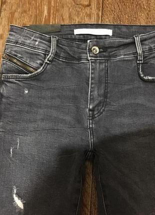 Круті темно сірі джинси zara з потертостями необробленими краями10 фото