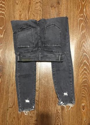 Круті темно сірі джинси zara з потертостями необробленими краями8 фото