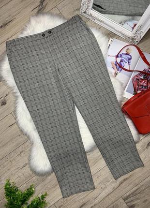 Зауженные к низу брюки классика в стильную клетку