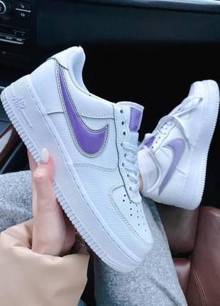 Женские кроссовки nike air force 1 белого цвета фиолетовый логотип6 фото