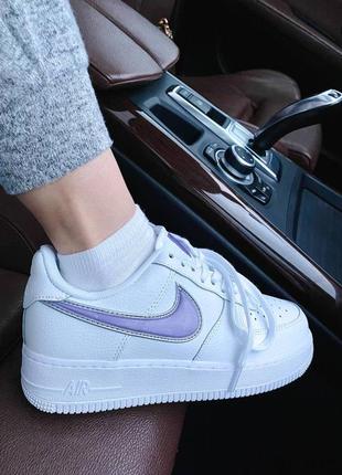 Женские кроссовки nike air force 1 белого цвета фиолетовый логотип4 фото