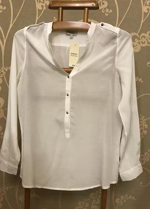 Очень красивая и стильная брендовая блузка белого цвета..100% вискоза.