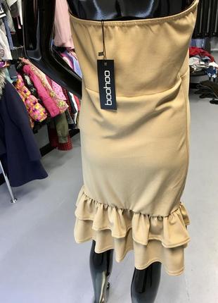 Розкішна сукня, фірми boohoo, з великою рюшкою на спідниці3 фото