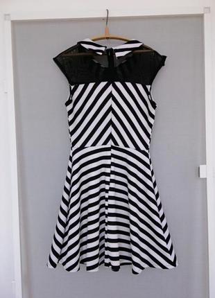 Ефектне чорно-біле смугасте плаття жіноче