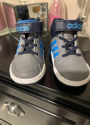Нові кросівки adidas на хлопчика 20 р