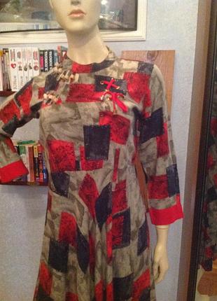 Интересное платье асимметричной длины с деревянным декором, р. 50-52