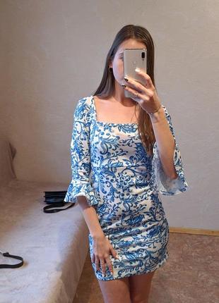 Дуже ніжне біле плаття з синіми візерунками від бренду missguided4 фото