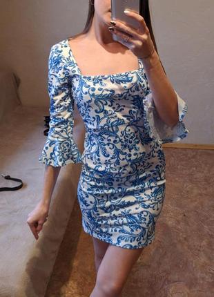 Очень нежное белое платье с синими узорами от бренда missguided3 фото