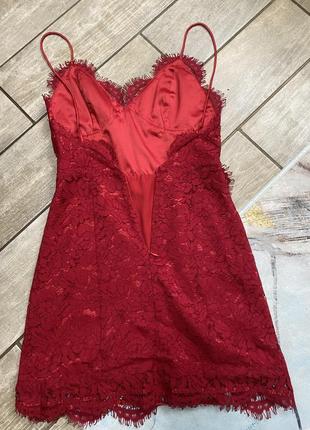 Красное кружевное платье мини с голой спинкой2 фото
